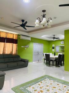 un salon avec un canapé et une table dans l'établissement D Corner Islam Homestay, à Kuala Kangsar