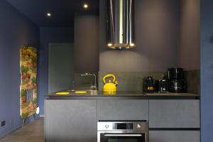 Nhà bếp/bếp nhỏ tại Zaffiro Villa Ago Luxury Apartments & Studios