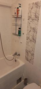 Un baño con lavabo, bañera e inodoro. en Apartman Sky, en Sarajevo 30 fotos más