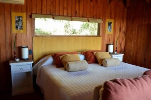 a bedroom with two beds and a window at EntreViñas in Carmelo