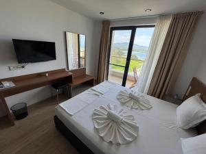 TV a/nebo společenská místnost v ubytování Family Hotel Serenity Palace