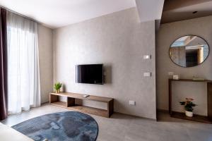 TV a/nebo společenská místnost v ubytování Calle Suite Lazise