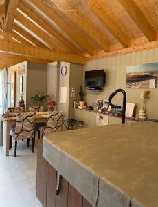 Televiisor ja/või meelelahutuskeskus majutusasutuses Studio Au Cosy Spa