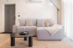 een woonkamer met een bank en een tafel bij Hill Apartment in Palanga