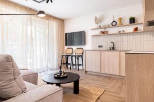 een woonkamer met een bank en een tafel bij Hill Apartment in Palanga +4 foto's