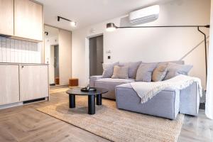een woonkamer met een bank en een tafel bij Hill Apartment in Palanga