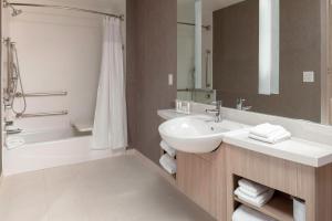 Koupelna v ubytování SpringHill Suites by Marriott Denver Tech Center