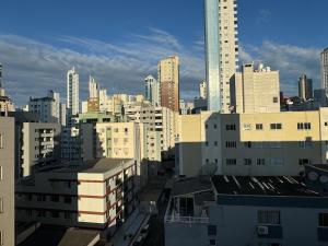 a view of a city with tall buildings at Apartamento 2 quartos com ar-condicionado, sacada com churrasqueira no centro in Balneário Camboriú