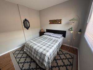 a small bedroom with a bed and a rug at Apartamento 2 quartos com ar-condicionado, sacada com churrasqueira no centro in Balneário Camboriú