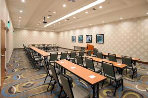 a row of tables and chairs in a room at SpringHill Suites by Marriott Wilmington Wrightsville Beach in Wilmington +41 photos