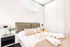 A bed or beds in a room at Easylife - The Magnificent Flat Porta Venezia
