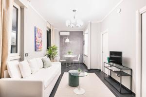 A television and/or entertainment centre at Easylife - The Magnificent Flat Porta Venezia