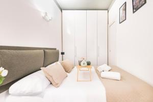A bed or beds in a room at Easylife - The Magnificent Flat Porta Venezia