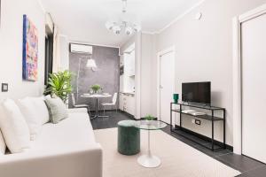 A television and/or entertainment centre at Easylife - The Magnificent Flat Porta Venezia