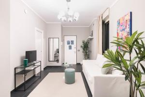 A television and/or entertainment centre at Easylife - The Magnificent Flat Porta Venezia