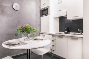 A kitchen or kitchenette at Easylife - The Magnificent Flat Porta Venezia