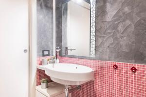 A bathroom at Easylife - The Magnificent Flat Porta Venezia