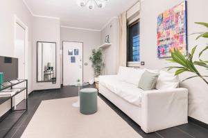 A television and/or entertainment centre at Easylife - The Magnificent Flat Porta Venezia