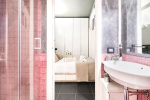 A bathroom at Easylife - The Magnificent Flat Porta Venezia