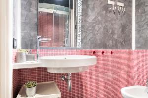 A bathroom at Easylife - The Magnificent Flat Porta Venezia