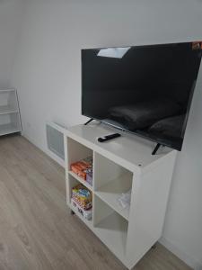 TV a/nebo společenská místnost v ubytování la chtite famille