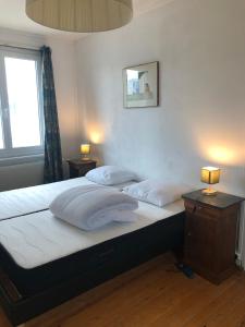 2 camas en un dormitorio con 2 lámparas en una mesa en Villa Triton - Vue mer, en Ambleteuse