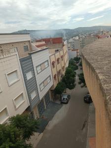 una vista di una strada cittadina con edifici di Tanja balya a Tangeri
