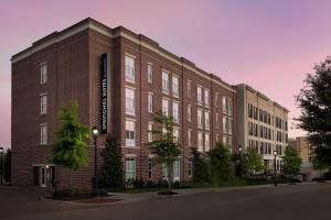 Un gran edificio de ladrillo al costado de una calle. en Springhill Suites by Marriott Jackson North/Ridgeland, en Ridgeland