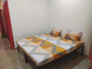 Ένα ή περισσότερα κρεβάτια σε δωμάτιο στο Maa yatri niwas home stay