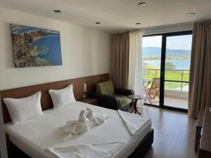 Postel nebo postele na pokoji v ubytování Family Hotel Serenity Palace + 34 fotografií
