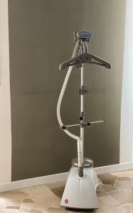 un soporte con secador de pelo en una habitación en Exclusive Deluxe Apt Between DUOMO & SAN SIRO, en Milán