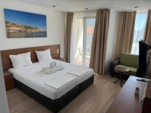 Postel nebo postele na pokoji v ubytování Family Hotel Serenity Palace