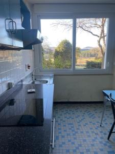 kuchnia ze zlewem i dużym oknem w obiekcie Location maison à Chadron : Haute Loire w mieście Chadron +7 zdjęć