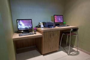 Televisyen dan/atau pusat hiburan di SpringHill Suites Wenatchee