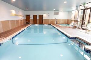 Kolam renang di atau dekat dengan SpringHill Suites Wenatchee