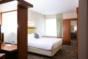 Katil atau katil-katil dalam bilik di SpringHill Suites Wenatchee