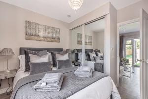 Un dormitorio con una cama grande con toallas. en The Garden Apartment, en Bristol