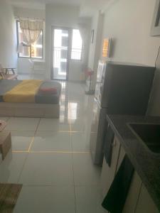 Una sala de estar con una cama y una cocina. en Nice Condo - Soho Building, en Ho Chi Minh