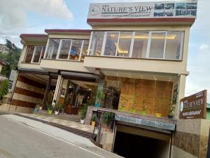 达兰萨拉Hotel Nature's View的街道上建筑物的店面