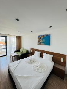 Postel nebo postele na pokoji v ubytování Family Hotel Serenity Palace