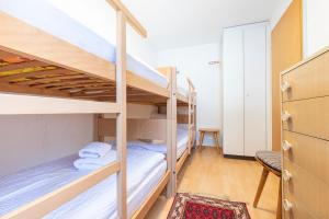 Postel nebo postele na pokoji v ubytování Schürli Apartment - Aare Jungfrau AG