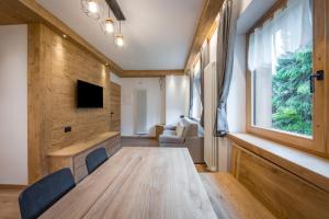 TV a/nebo společenská místnost v ubytování Il Cavallino - Albergo & Appartamenti
