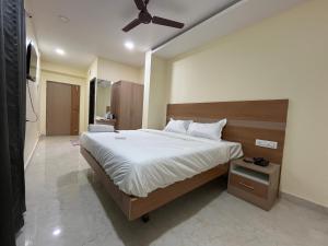 Postel nebo postele na pokoji v ubytování Hotel Elite Swagath Grand