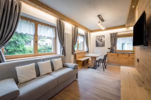 TV a/nebo společenská místnost v ubytování Il Cavallino - Albergo & Appartamenti