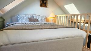 Un dormitorio con una cama con almohadas azules. en Bed and breakfast near 's-Hertogenbosch, en Rosmalen