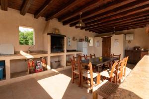 Η κουζίνα ή μικρή κουζίνα στο Villa Es Cubells 439