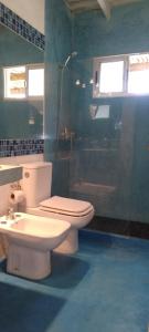 Un baño con inodoro, ducha y lavabo. en Bosque del Este II, en Balneario Buenos Aires 16 fotos más