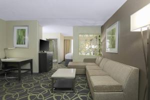 una camera d'albergo con divano, scrivania e letto di SpringHill Suites by Marriott Oklahoma City Quail Springs a Oklahoma City