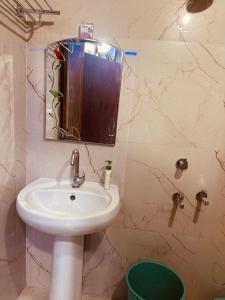 Bany a Hotel Raju Homestay Ayodhya 150 Meters from Shree Ram Janmbhoomi Temple 200 Meters from Ayodhya Dham Railway Station