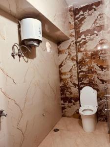 A bathroom at Hotel Raju Homestay Ayodhya 150 Meters from Shree Ram Janmbhoomi Temple 200 Meters from Ayodhya Dham Railway Station